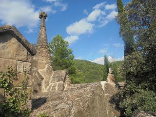 Descubriendo Catalunya: cementerio modernista e iglesia románica de Olius