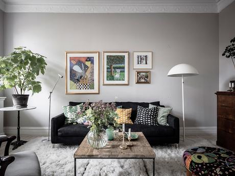 Decora tu cocina con papel pintado y una bonita vitrina.