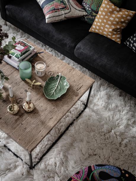 Decora tu cocina con papel pintado y una bonita vitrina.