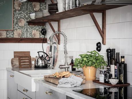 Decora tu cocina con papel pintado y una bonita vitrina.