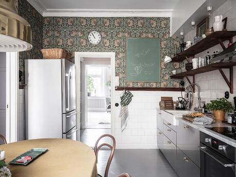 Decora tu cocina con papel pintado y una bonita vitrina.