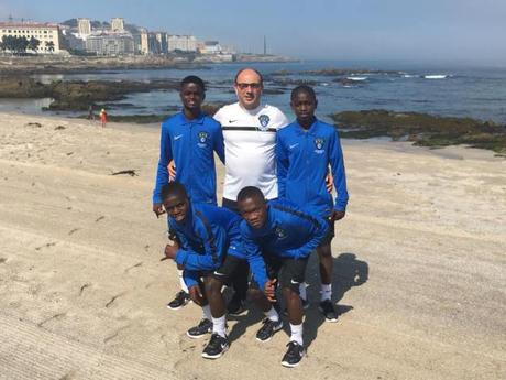 4 jugadores de la Escuela de Fútbol Base AFA Angola con el Dépor