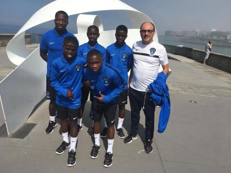 4 jugadores de la Escuela de Fútbol Base AFA Angola con el Dépor