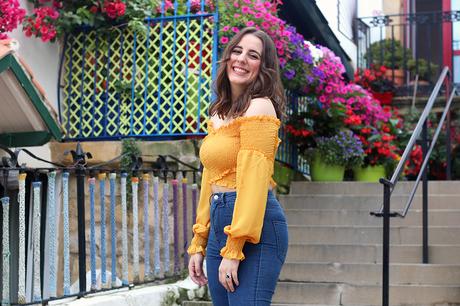 Crop top mostaza y jeans de tiro alto