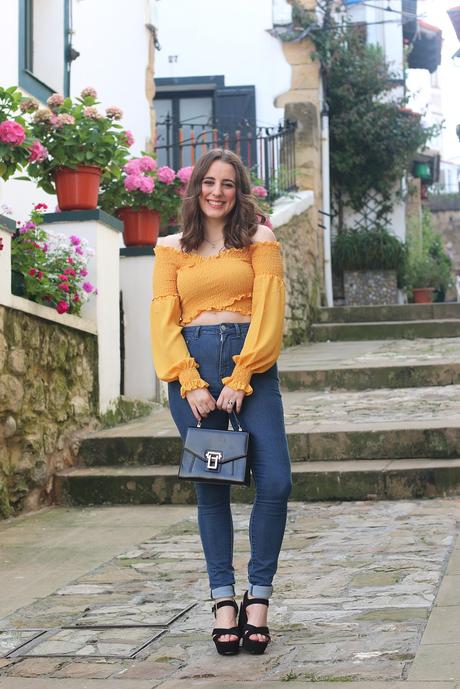 Crop top mostaza y jeans de tiro alto