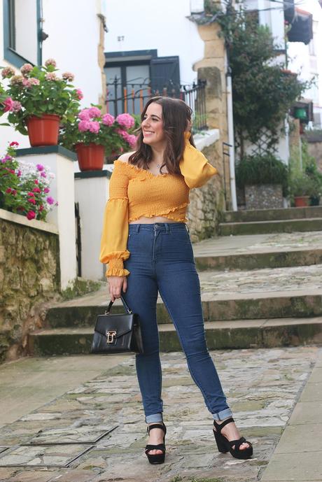 Crop top mostaza y jeans de tiro alto