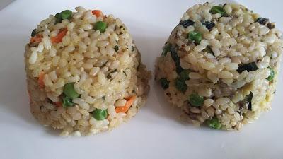 Pasteles de arroz y verduras variadas