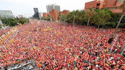 Miles de catalanes claman por los presos y por la república catalana.