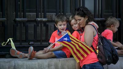 Miles de catalanes claman por los presos y por la república catalana.