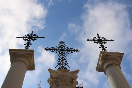 Tres escalones, tres columnas, tres cruces y tres banderas. Tres escalones, tres columnas, tres cruces y tres banderas.