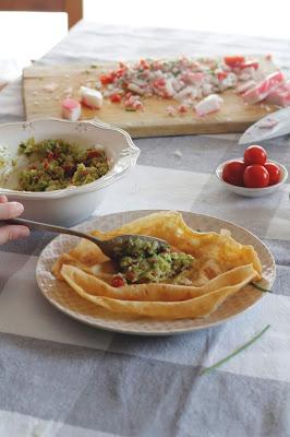 Saquitos de crépes rellenos de guacamole y palitos de surimi ( snow crab ) Saquitos de crépes rellenos de guacamole y palitos de surimi ( snow crab )