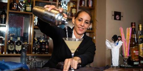 Las cubanas se están labrando un camino como bartenders de excelencia en la Isla, pese a los prejuicios