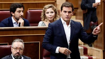 La guerra de los masters de los políticos y el “Viva el rey” de Casado. La guerra de los masters de los políticos y el “Viva el rey” de Casado.