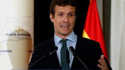 La guerra de los masters de los políticos y el “Viva el rey” de Casado.