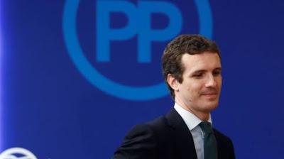 La guerra de los masters de los políticos y el “Viva el rey” de Casado.