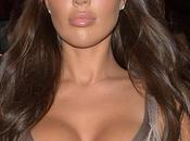 Yazmin Oukhellou muestra curvas