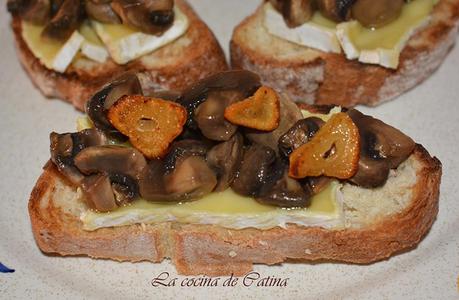 Montadito de queso brie y champiñones