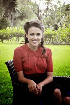 camisa con frunce en el cuello y con jareta tapando botones-Tema 34 http://teleprograma.fotogramas.es/telenovela/2013/octubre/el-tiempo-entre-costuras