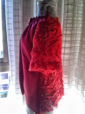 Ponemos la manga con alfileres 1º http://www.patronycostura.com/2014/01/tema-38-camisa-con-frunce-en-el-cuello.html