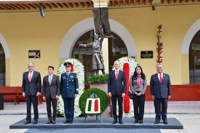 ENCABEZA ALFREDO DEL MAZO DESFILE CÍVICO MILITAR EN LA CAPITAL MEXIQUENSE