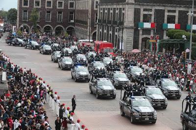 ENCABEZA ALFREDO DEL MAZO DESFILE CÍVICO MILITAR EN LA CAPITAL MEXIQUENSE