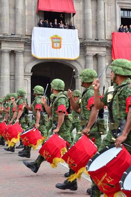 ENCABEZA ALFREDO DEL MAZO DESFILE CÍVICO MILITAR EN LA CAPITAL MEXIQUENSE