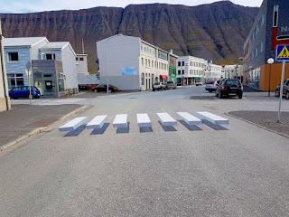 ⚽ En Islandia pintan el paso de cebra 3D 😱😱😱 para reducir la velocidad de los carros