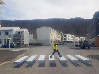 ⚽ En Islandia pintan el paso de cebra 3D 😱😱😱 para reducir la velocidad de los carros