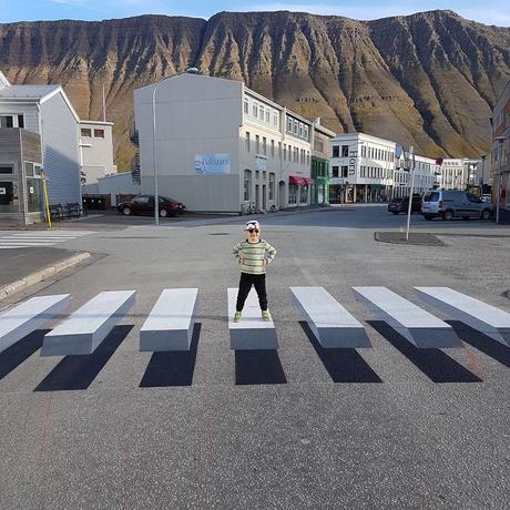 ⚽ En Islandia pintan el paso de cebra 3D 😱😱😱 para reducir la velocidad de los carros
