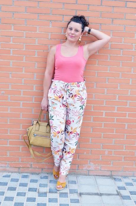 Unos pantalones de flores son siempre una buena opción