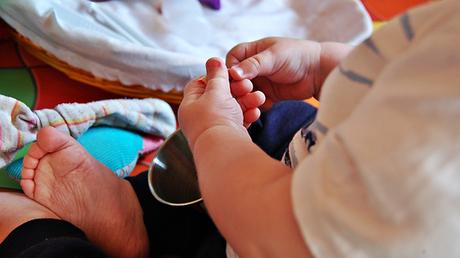 El primer juguete es la mano del bebé