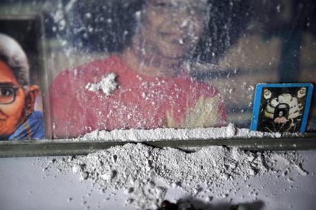 ¡Después de la tercera ola!  Observe la mancha de vibhuti en el hombro derecho de Swami.