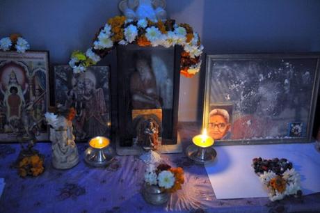 El montón de vibhuti delante de Lord Hanuman en el altar como lo vimos en la mañana del 2 de enero.