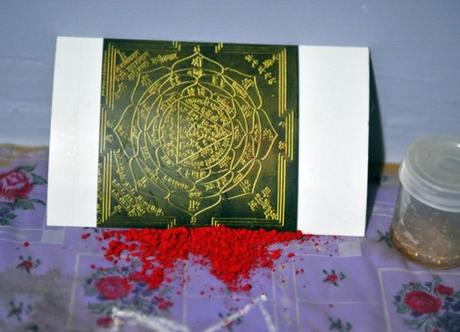 El sindhur que se manifestó en 25 segundos frente al Yantram Lakshmi.