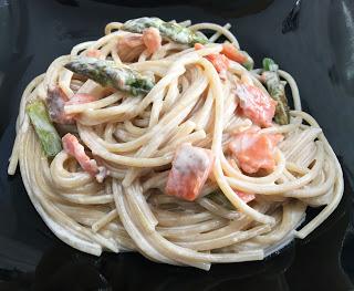 Espaguetis con salsa de quesos, salmón y espárragos Espaguetis con salsa de quesos, salmón y espárragos