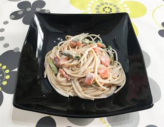 Espaguetis con salsa de quesos, salmón y espárragos Espaguetis con salsa de quesos, salmón y espárragos