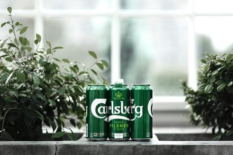 Carlsberg sustituye las anillas de plástico de sus latas por pegamento reciclable