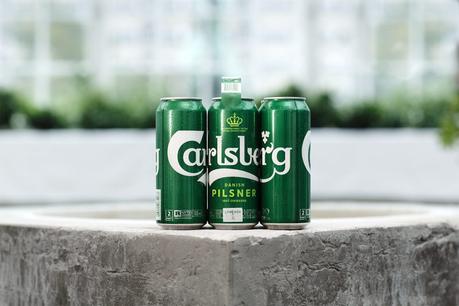 Carlsberg sustituye las anillas de plástico de sus latas por pegamento reciclable