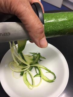 ESPAGUETIS DE CALABACÍN CON PESTO ROSSO