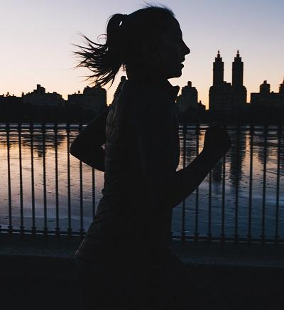 Mujer corriendo en ciudad