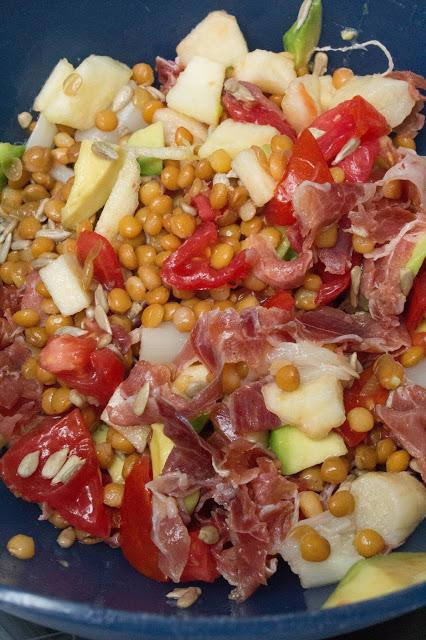 Ensalada de lentejas, aguacate y jamón y vuelta al ruedo