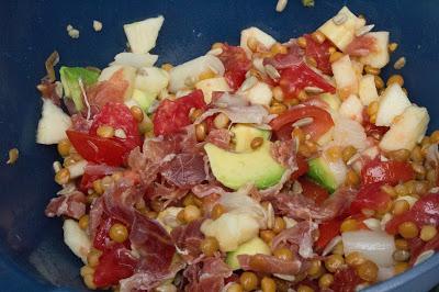 Ensalada de lentejas, aguacate y jamón y vuelta al ruedo