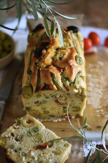 PAN DE ACEITUNAS, JUDÍAS Y TOMATE SECO