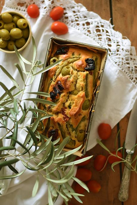 PAN DE ACEITUNAS, JUDÍAS Y TOMATE SECO