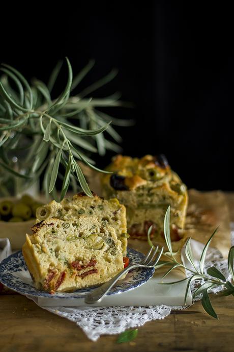 PAN DE ACEITUNAS, JUDÍAS Y TOMATE SECO