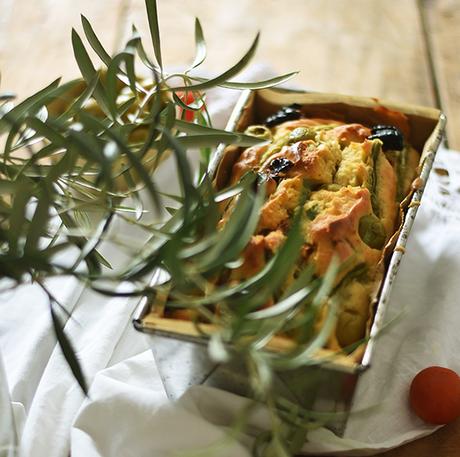 PAN DE ACEITUNAS, JUDÍAS Y TOMATE SECO