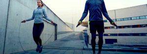 11 Consejos para su primer triatlón La forma de diversión de un niño en el patio de recreo es una gran herramienta de acondicionamiento físico para adultos: pierde peso al saltar la cuerda