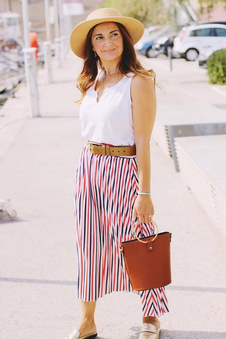 Como combinar una falda plisada de rayas Como combinar una falda plisada de rayas