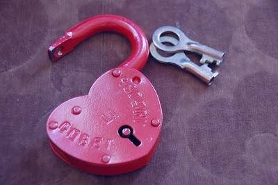 Candado con forma de corazón y dos llaves