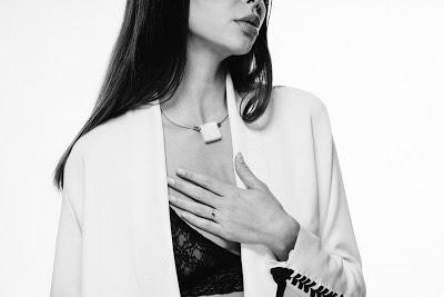 Lencería con una chaqueta blanca